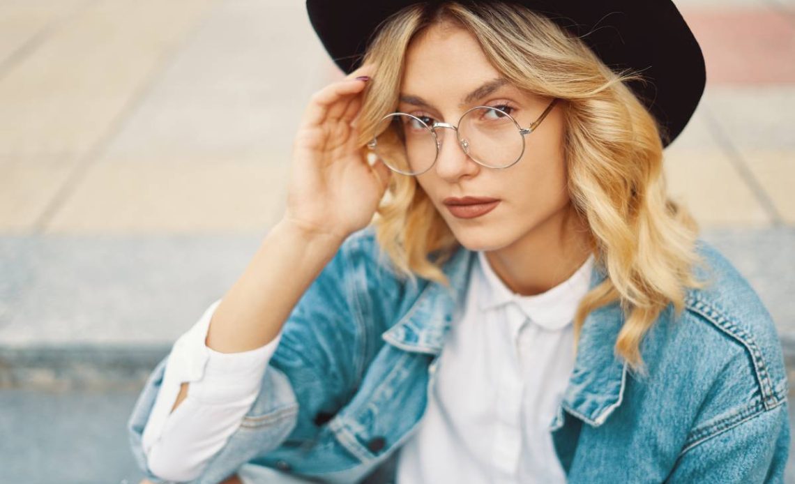 okulary blondynka