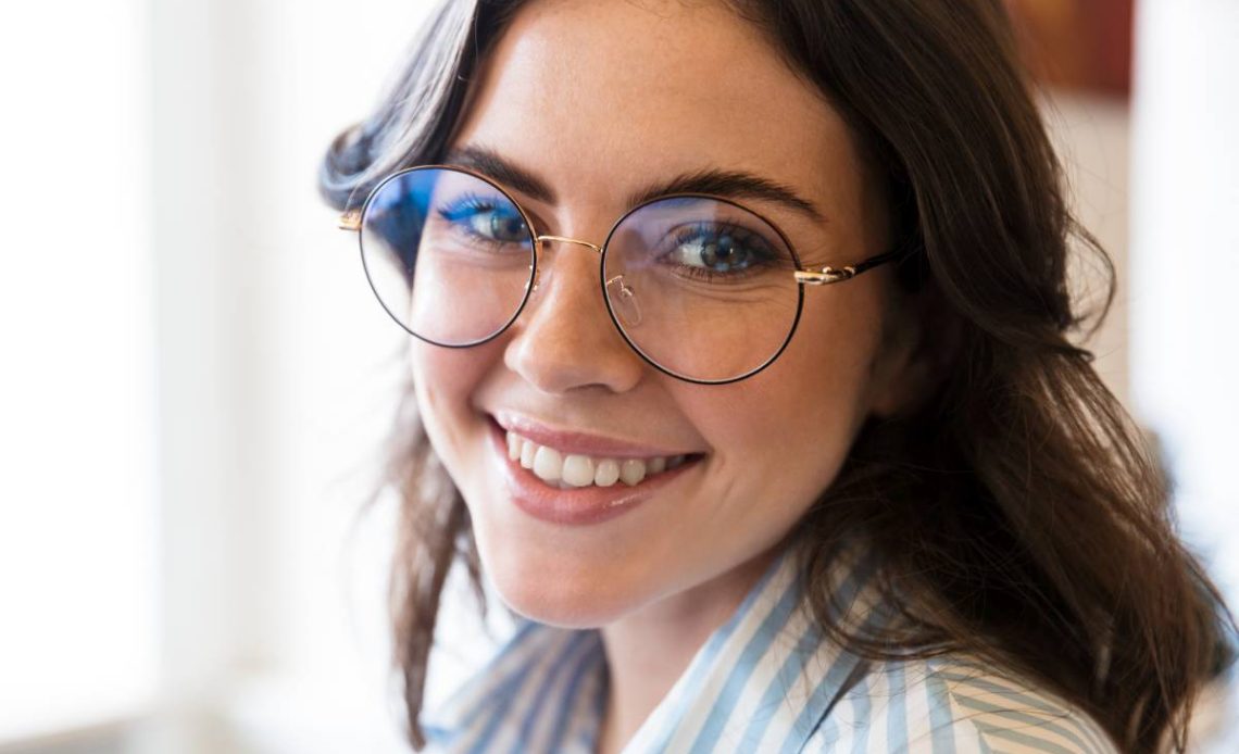 okulary brunetka