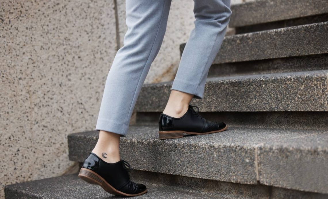 buty szare spodnie