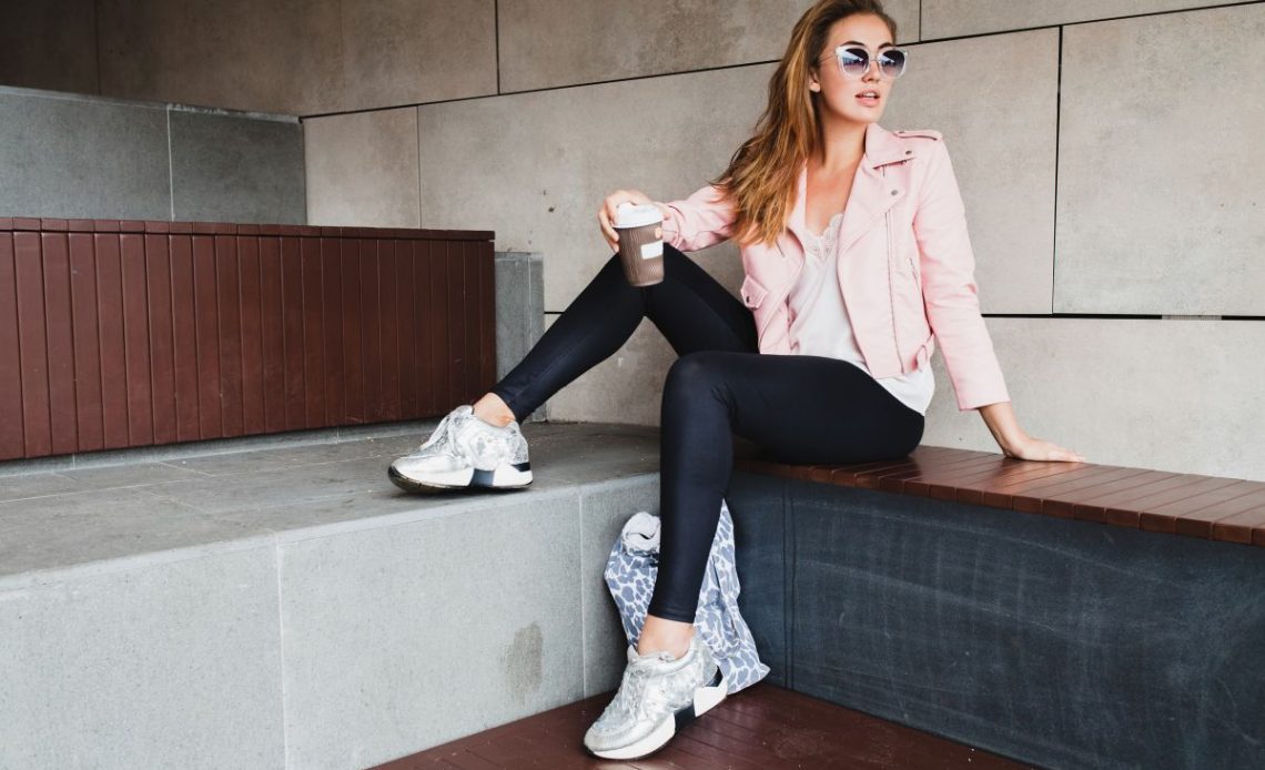 Sneakersy stylizacje